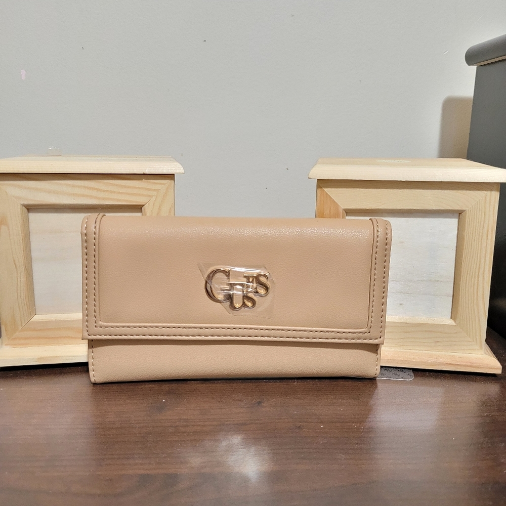 Guess long wallet